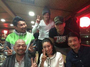 みんなで屋形船を楽しんでいます。